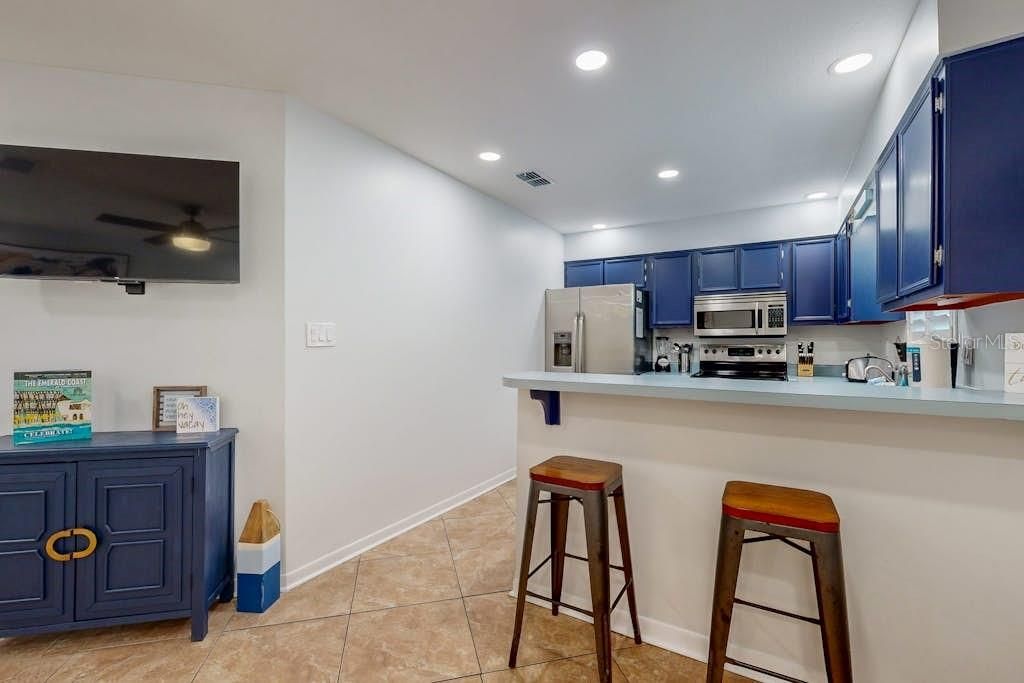 For Sale: $350,000 (2 beds, 2 baths, 840 Square Feet)