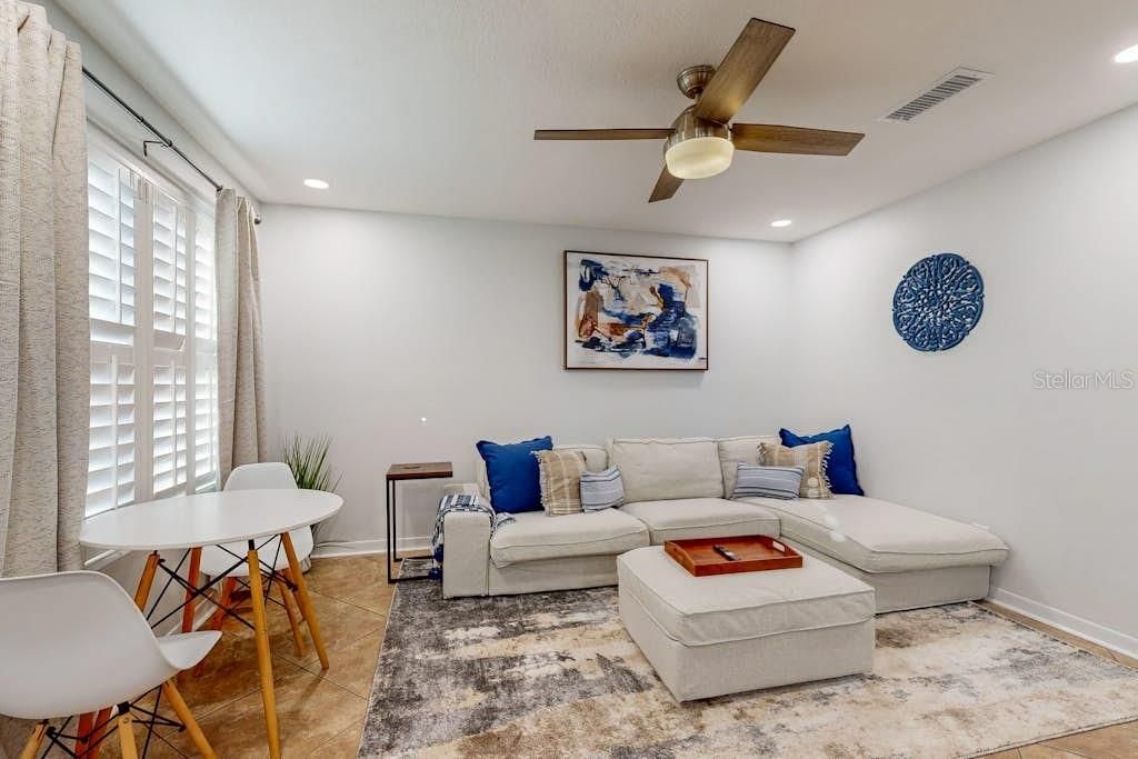 For Sale: $350,000 (2 beds, 2 baths, 840 Square Feet)