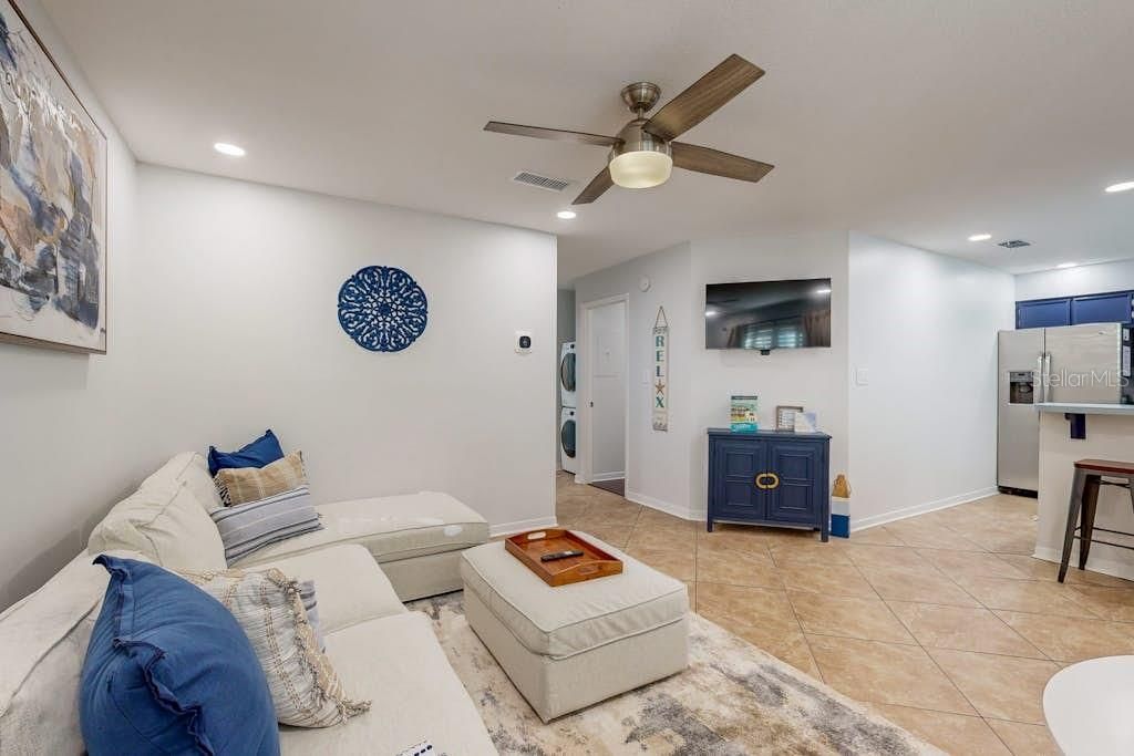 For Sale: $350,000 (2 beds, 2 baths, 840 Square Feet)
