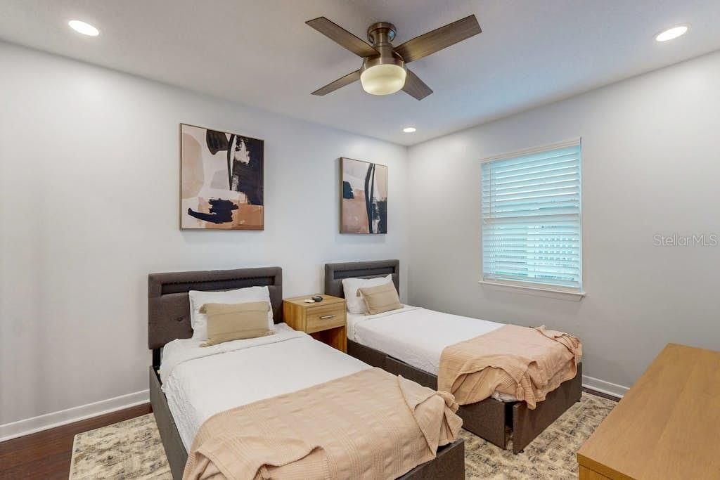 For Sale: $350,000 (2 beds, 2 baths, 840 Square Feet)