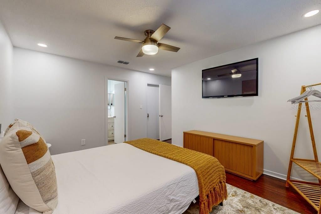 For Sale: $350,000 (2 beds, 2 baths, 840 Square Feet)