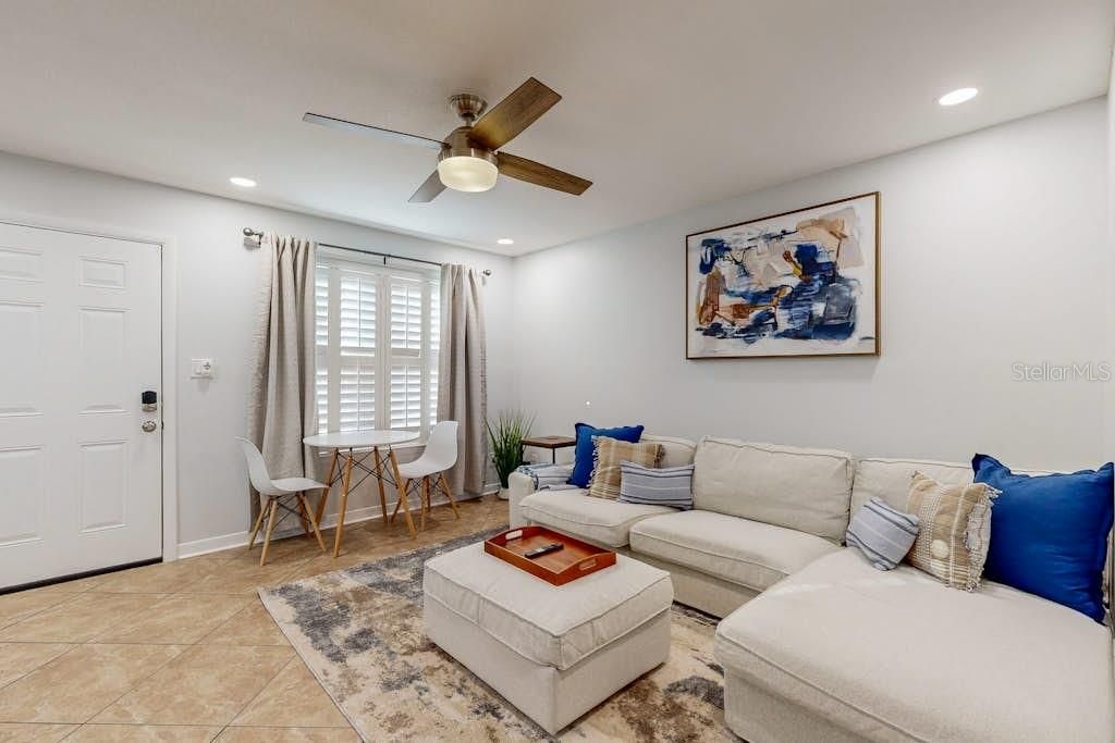 For Sale: $350,000 (2 beds, 2 baths, 840 Square Feet)
