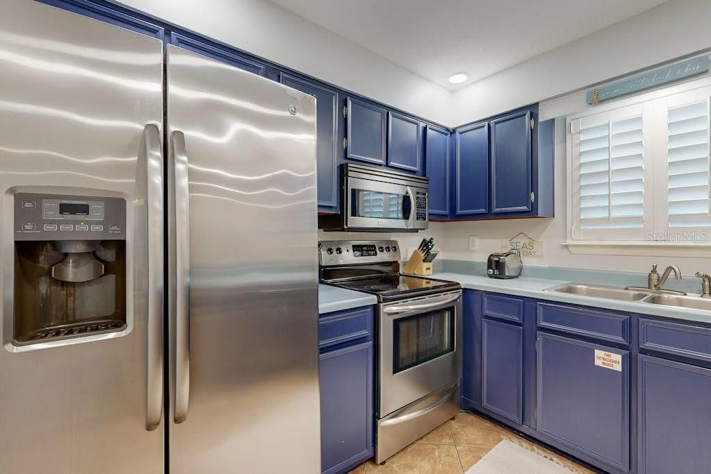 For Sale: $350,000 (2 beds, 2 baths, 840 Square Feet)