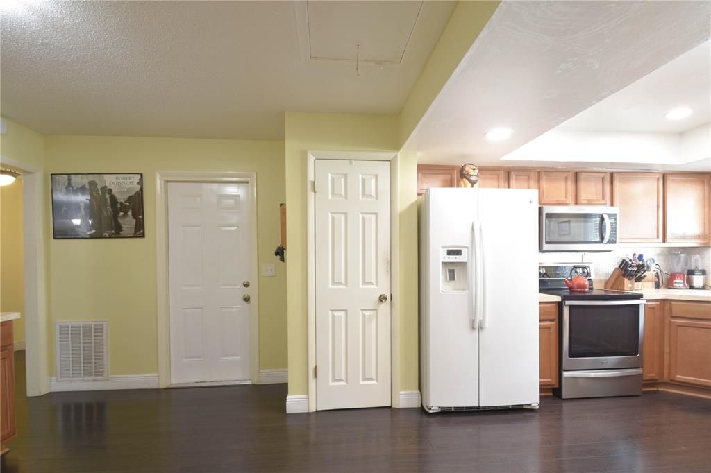 For Sale: $500,000 (4 beds, 2 baths, 2046 Square Feet)