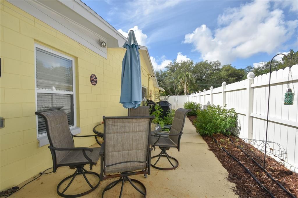 For Sale: $500,000 (4 beds, 2 baths, 2046 Square Feet)