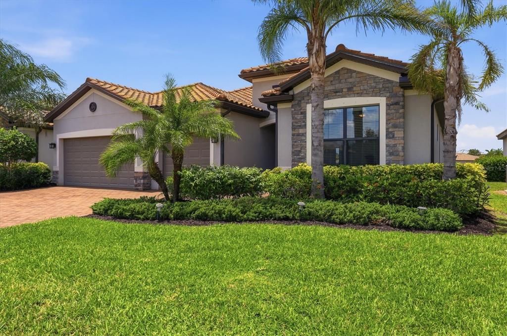 For Sale: $689,000 (3 beds, 3 baths, 2455 Square Feet)