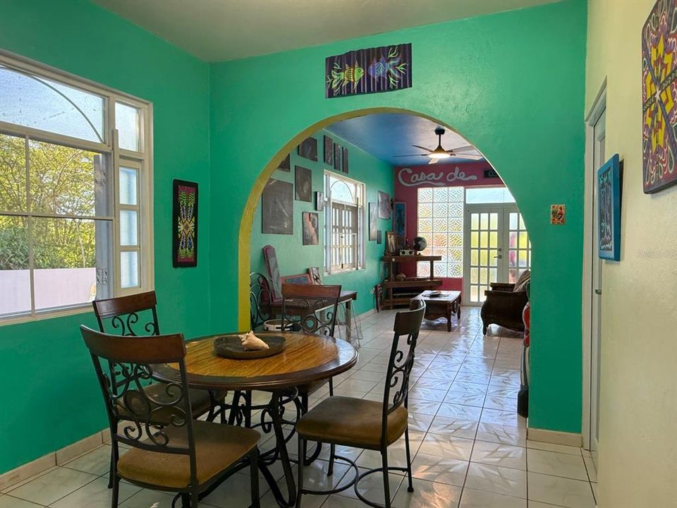 En Venta: $425,000 (3 camas, 2 baños, 1003 Pies cuadrados)