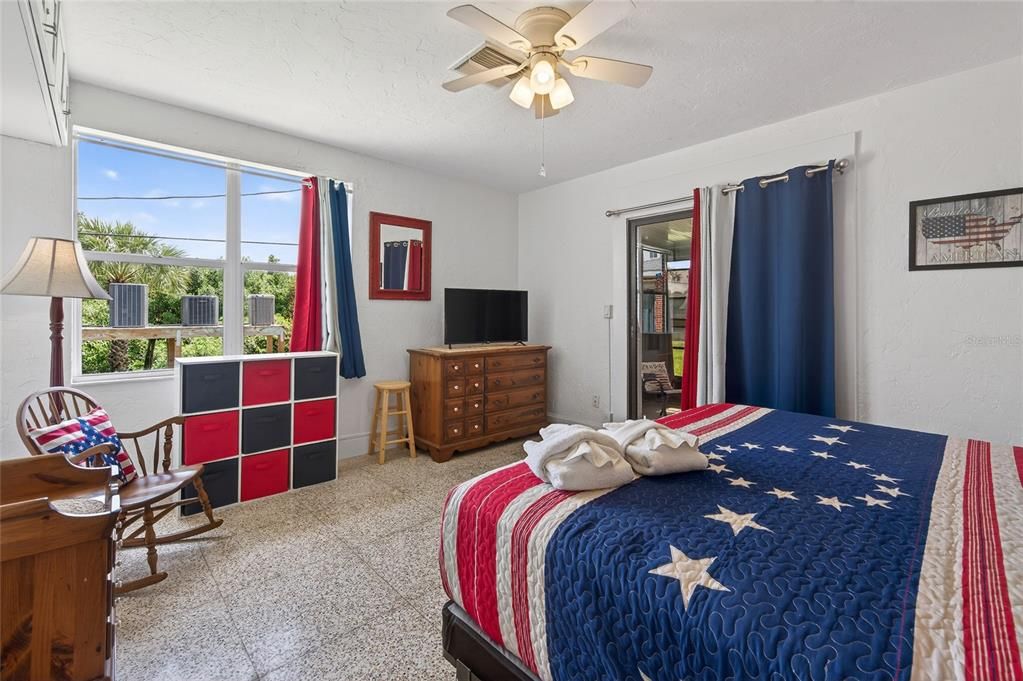 For Sale: $325,000 (1 beds, 1 baths, 518 Square Feet)