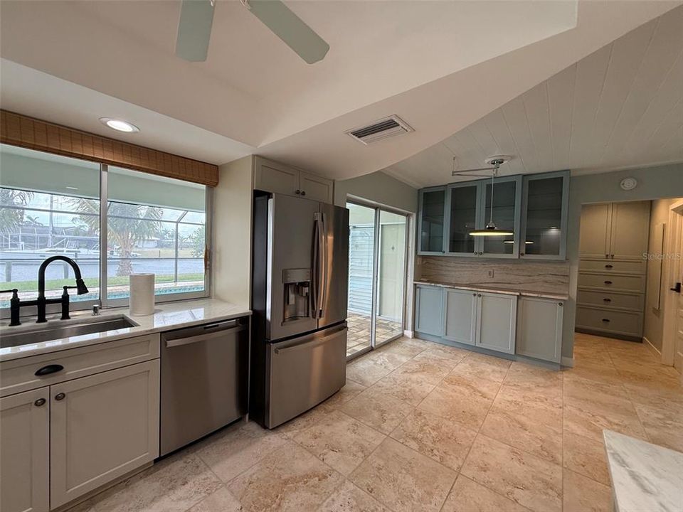 Active With Contract: $2,800 (3 beds, 3 baths, 1595 Square Feet)