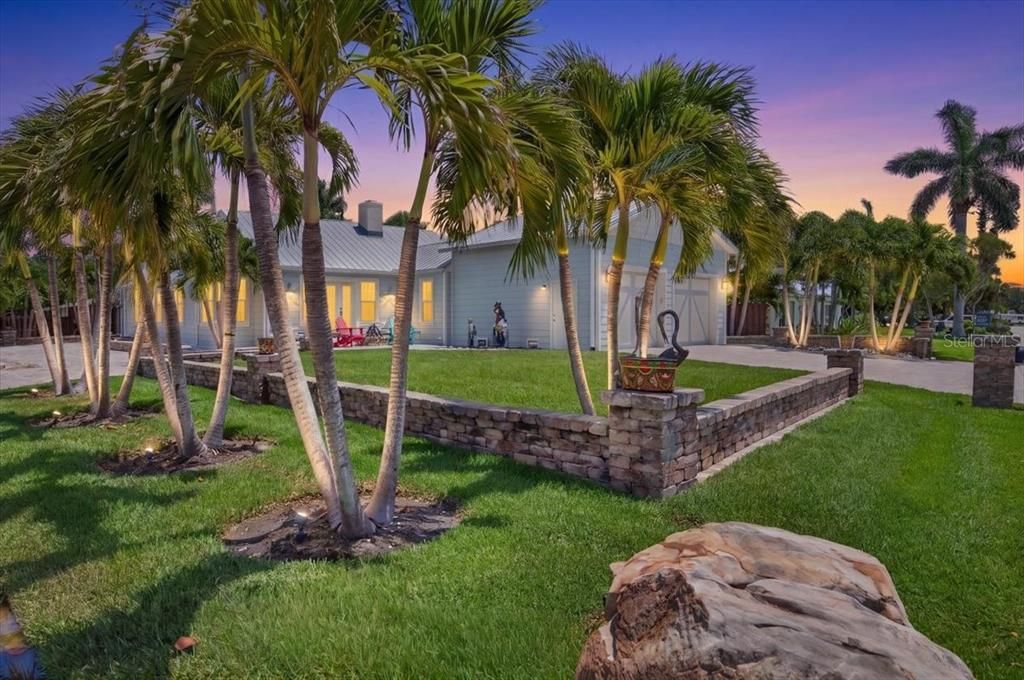 For Sale: $1,900,000 (3 beds, 2 baths, 1689 Square Feet)