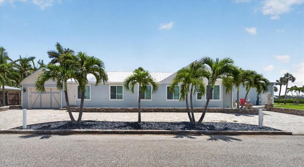 For Sale: $1,900,000 (3 beds, 2 baths, 1689 Square Feet)