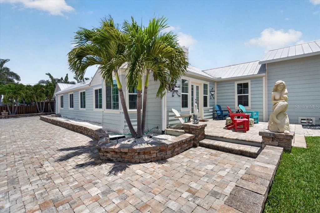 For Sale: $1,900,000 (3 beds, 2 baths, 1689 Square Feet)