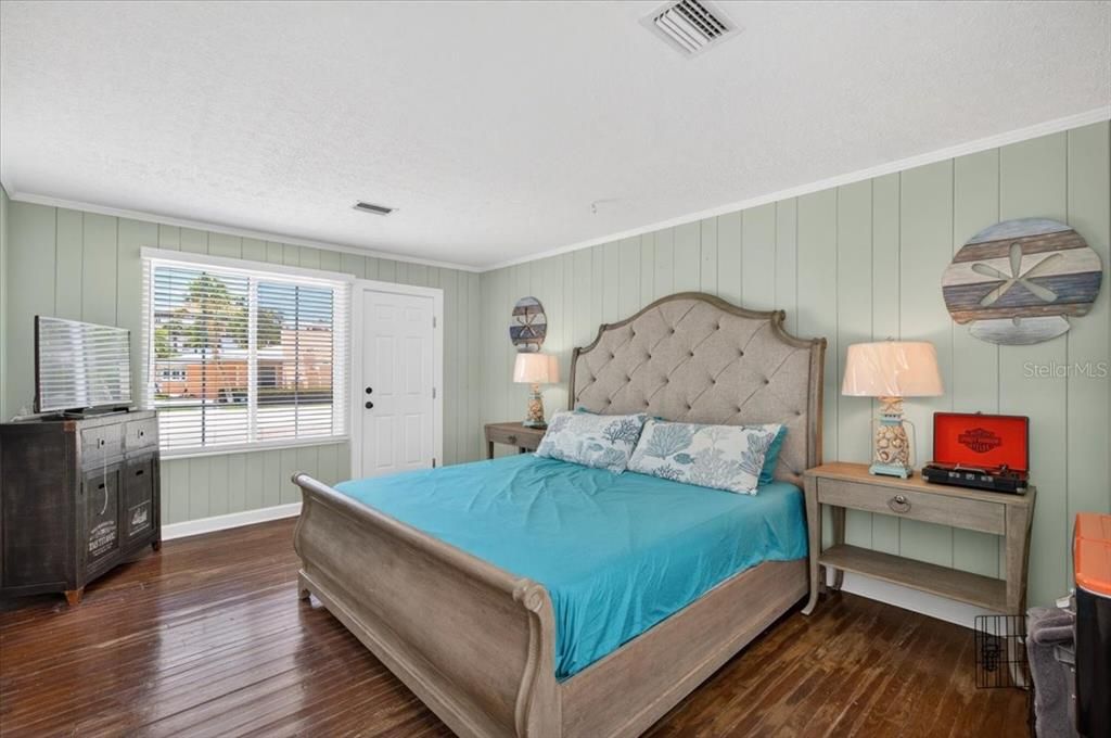 For Sale: $1,900,000 (3 beds, 2 baths, 1689 Square Feet)