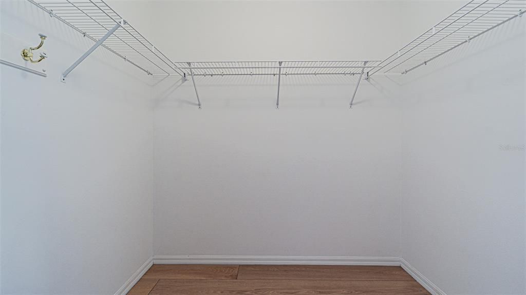 Activo con contrato: $2,800 (4 camas, 2 baños, 2332 Pies cuadrados)