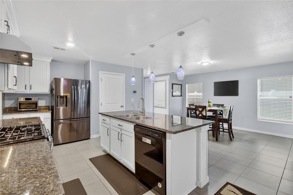 For Sale: $430,000 (5 beds, 3 baths, 2522 Square Feet)