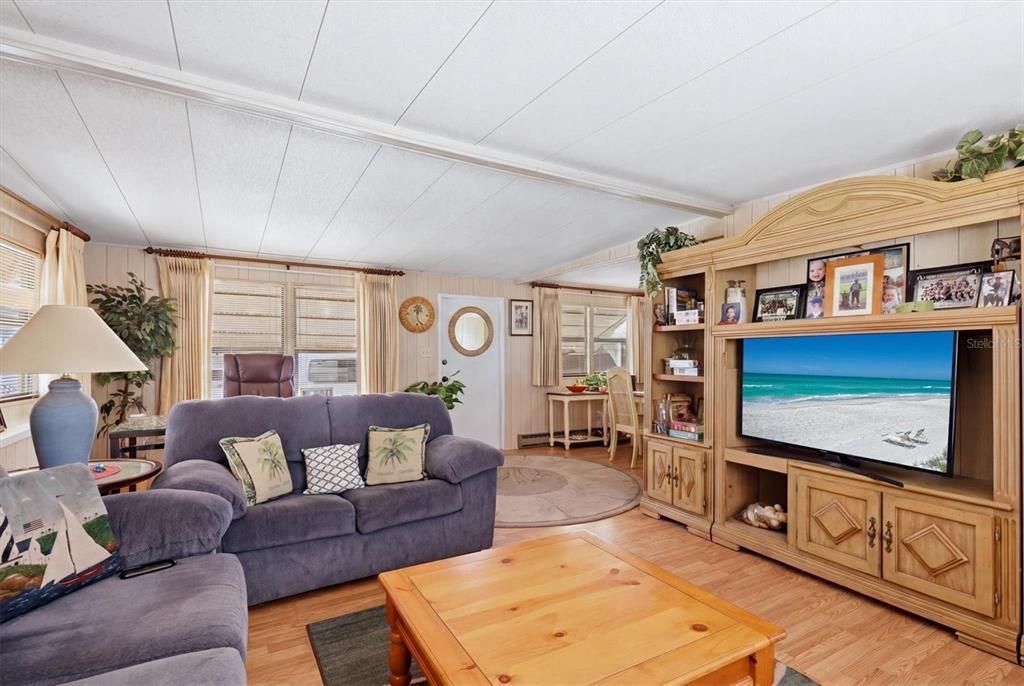 For Sale: $139,500 (2 beds, 2 baths, 800 Square Feet)