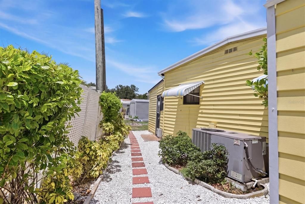 For Sale: $139,500 (2 beds, 2 baths, 800 Square Feet)