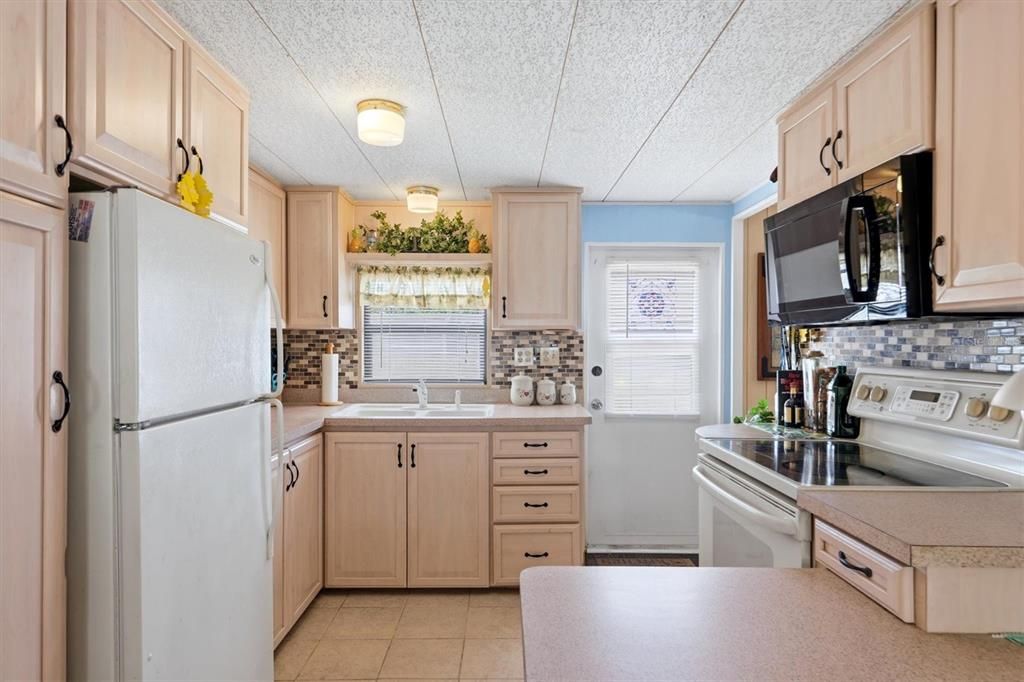 For Sale: $139,500 (2 beds, 2 baths, 800 Square Feet)