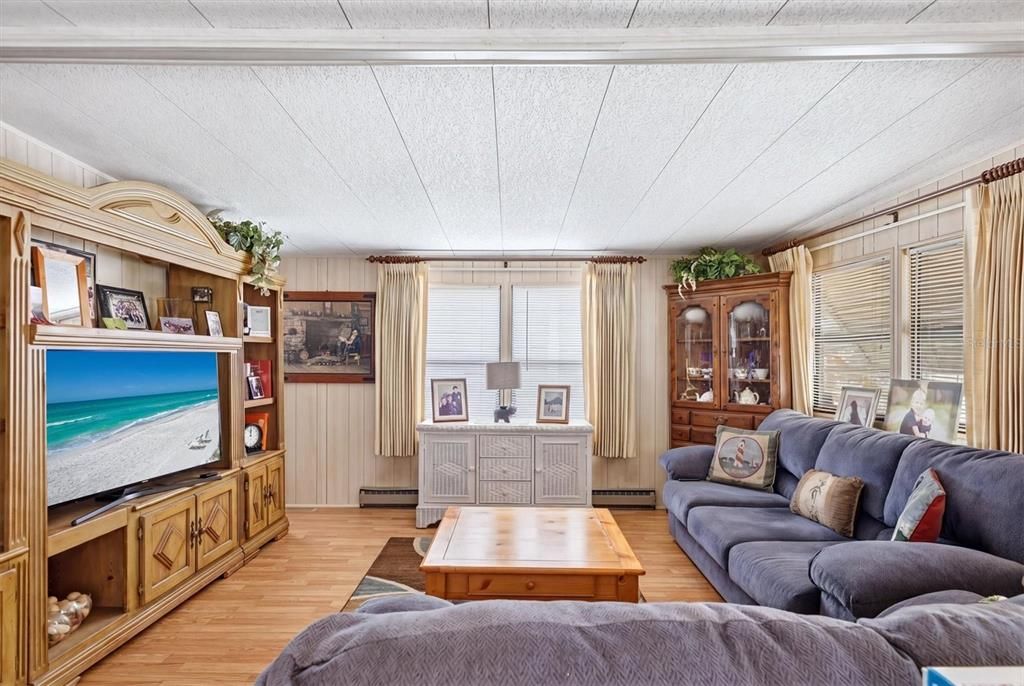 For Sale: $139,500 (2 beds, 2 baths, 800 Square Feet)
