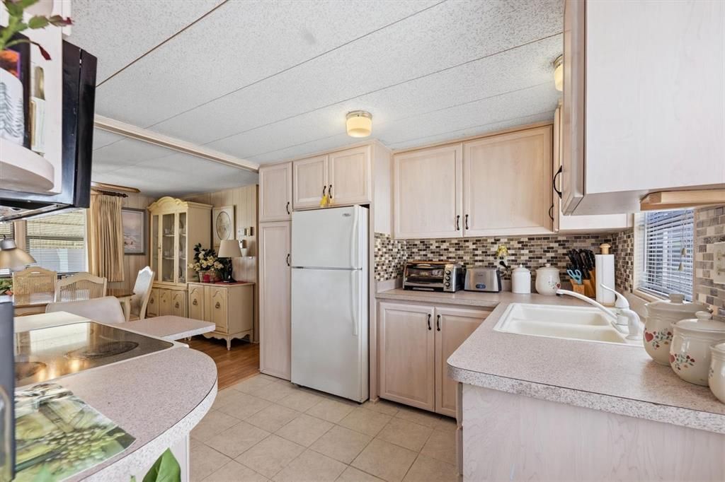 For Sale: $139,500 (2 beds, 2 baths, 800 Square Feet)