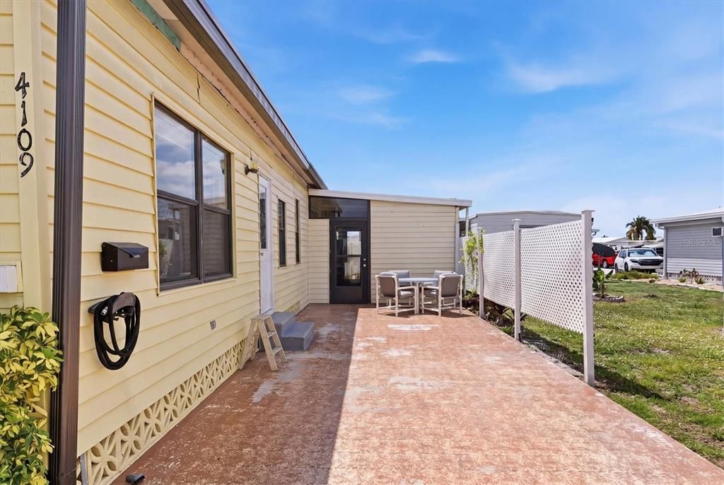 For Sale: $139,500 (2 beds, 2 baths, 800 Square Feet)