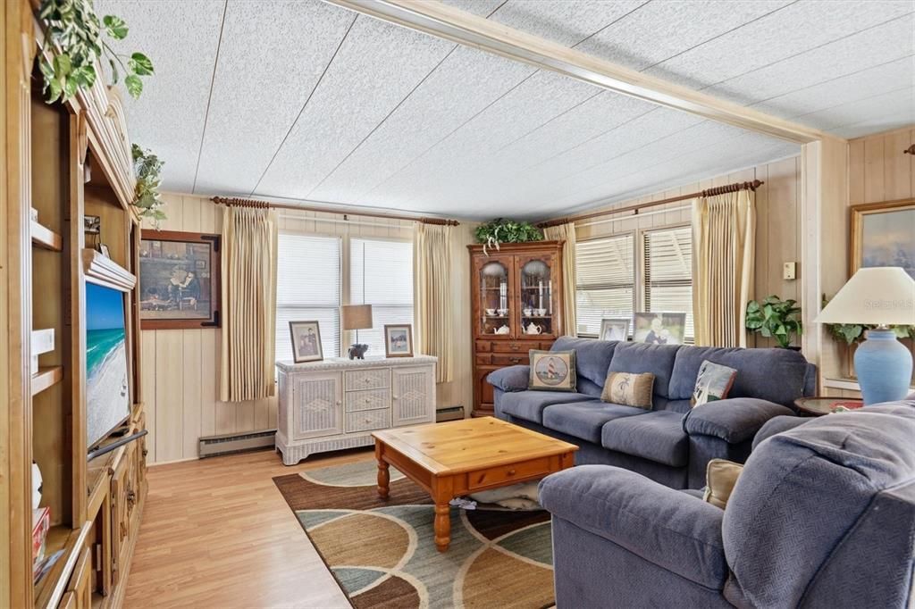 For Sale: $139,500 (2 beds, 2 baths, 800 Square Feet)