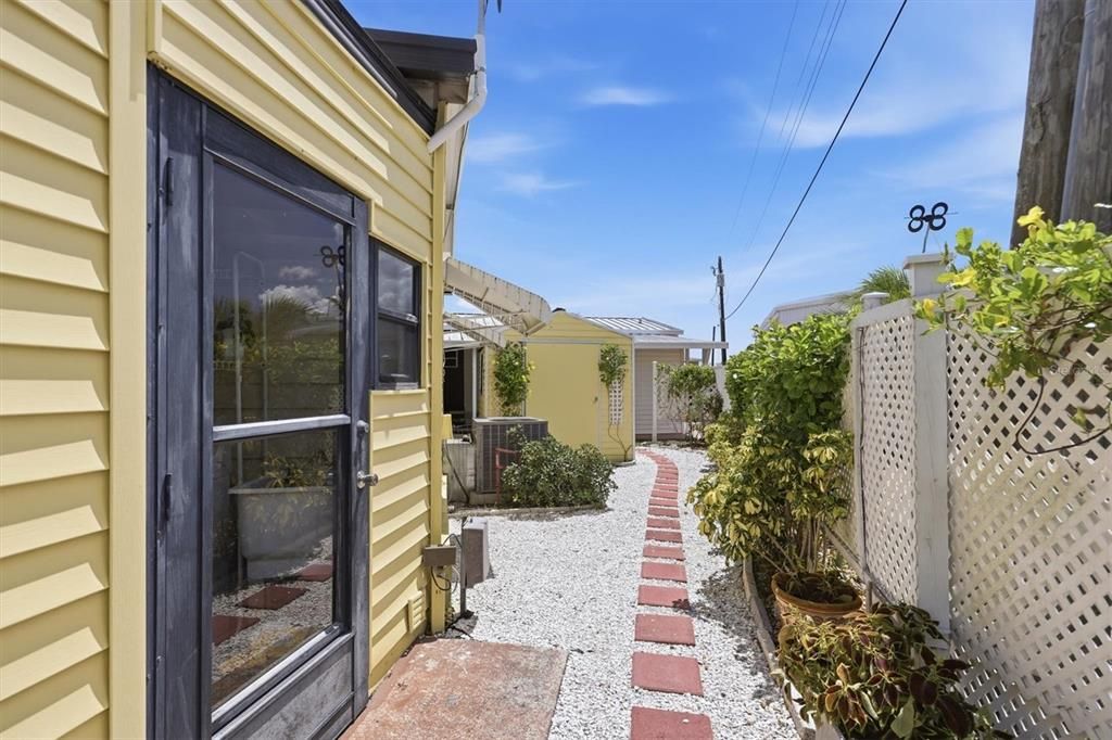 For Sale: $139,500 (2 beds, 2 baths, 800 Square Feet)