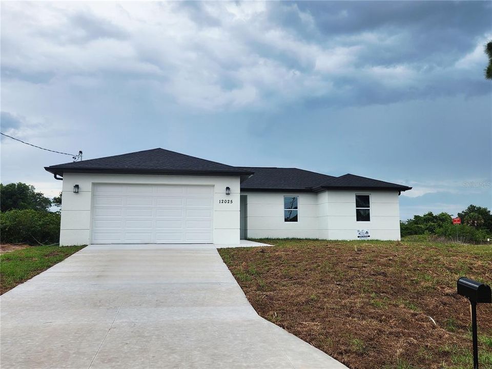 For Sale: $359,900 (4 beds, 2 baths, 1585 Square Feet)