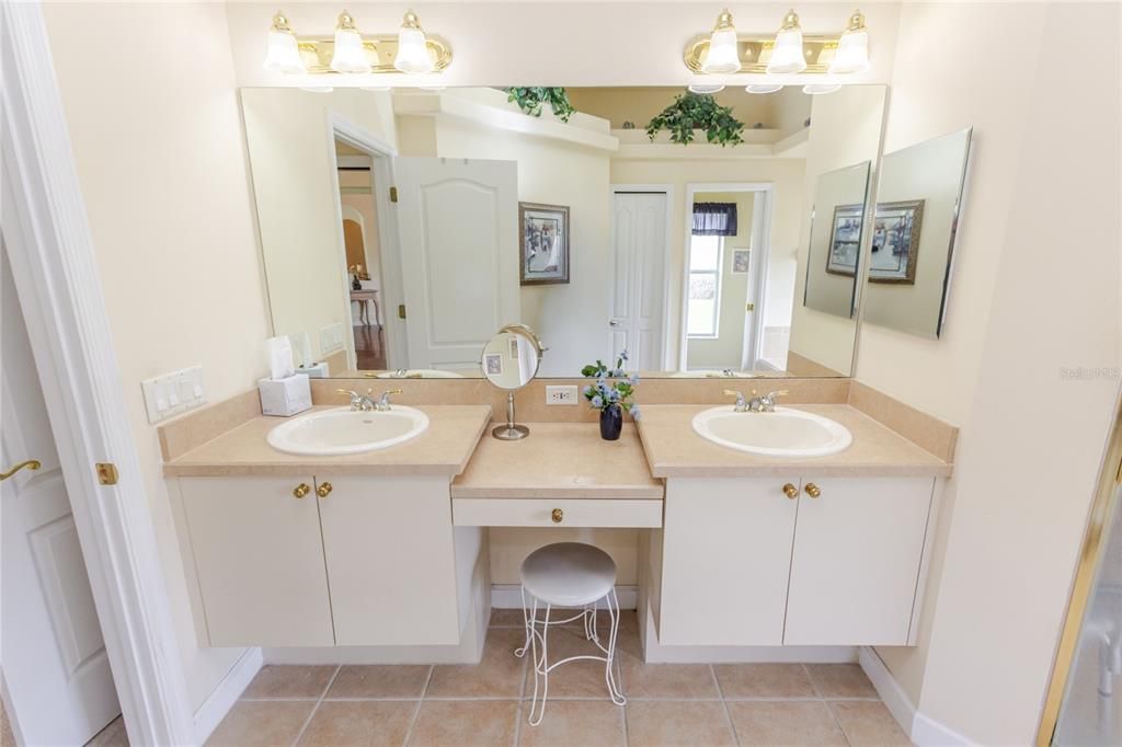 For Sale: $439,000 (3 beds, 3 baths, 2419 Square Feet)