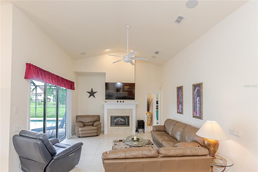 For Sale: $439,000 (3 beds, 3 baths, 2419 Square Feet)