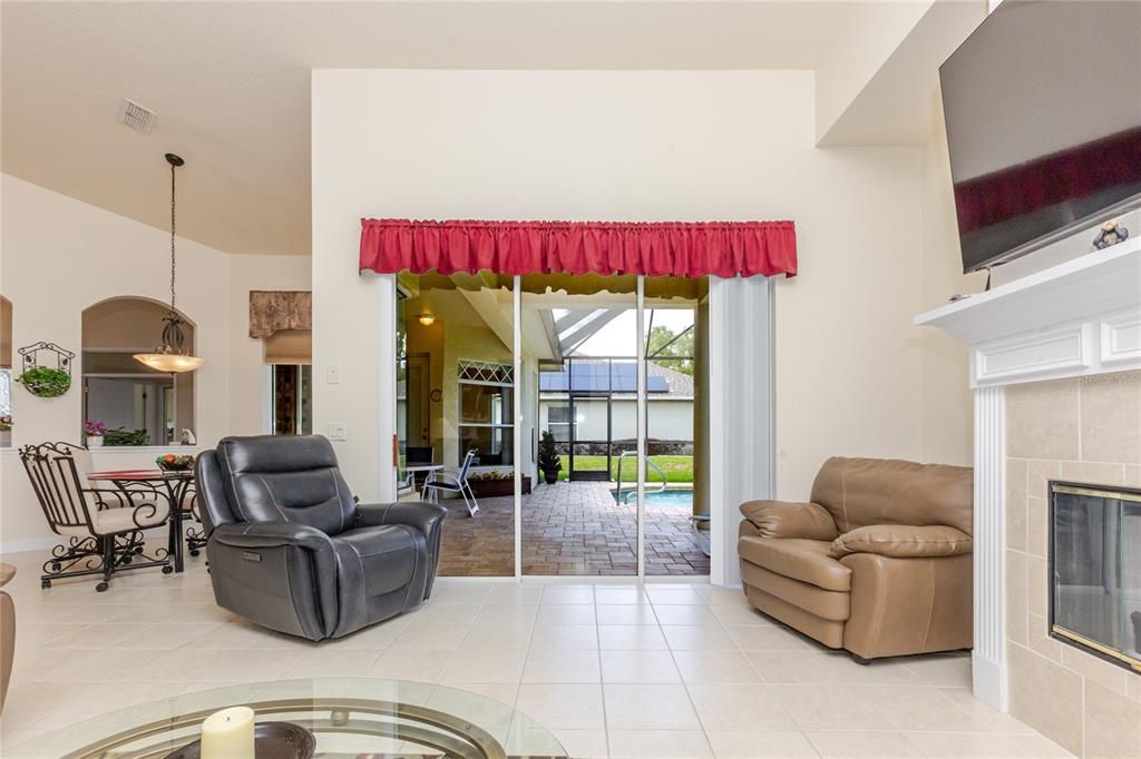 For Sale: $439,000 (3 beds, 3 baths, 2419 Square Feet)