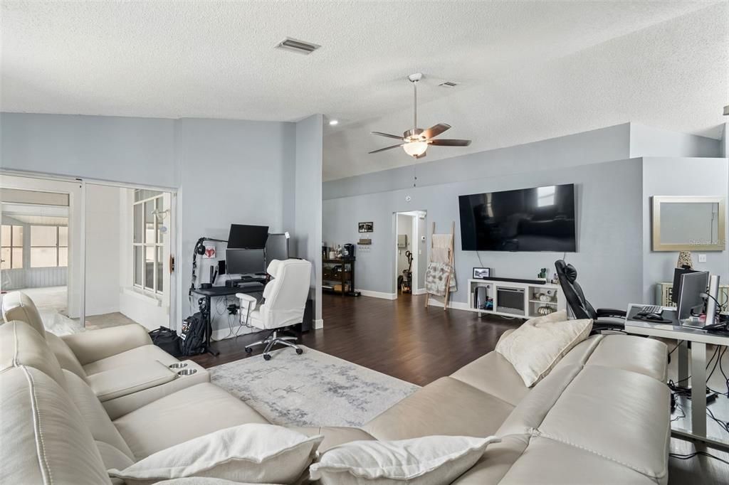 For Rent: $1,800 (2 beds, 2 baths, 1461 Square Feet)