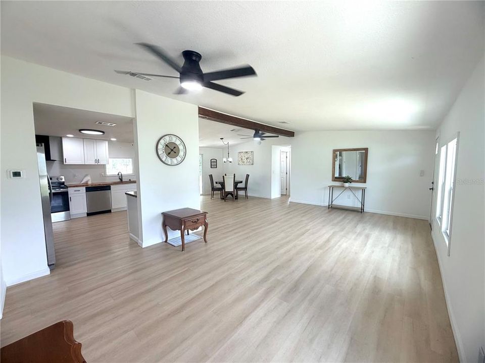 For Sale: $199,999 (3 beds, 2 baths, 1404 Square Feet)