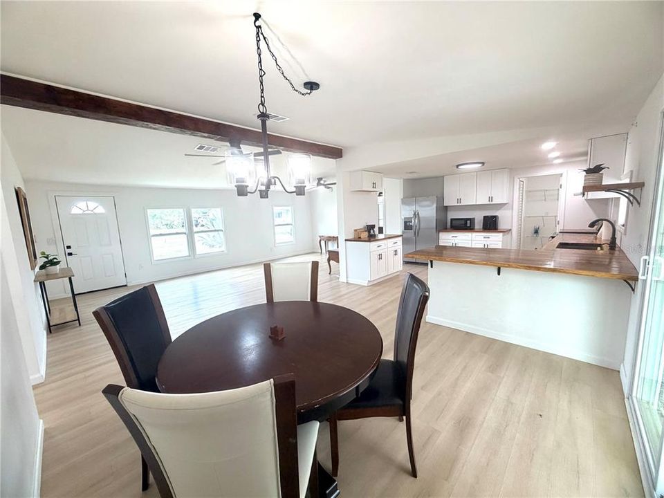 For Sale: $199,999 (3 beds, 2 baths, 1404 Square Feet)