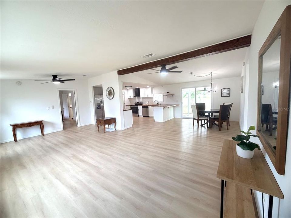 For Sale: $199,999 (3 beds, 2 baths, 1404 Square Feet)