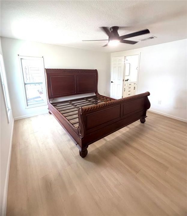 For Sale: $199,999 (3 beds, 2 baths, 1404 Square Feet)