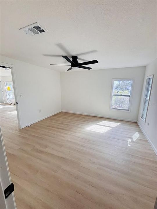 For Sale: $199,999 (3 beds, 2 baths, 1404 Square Feet)