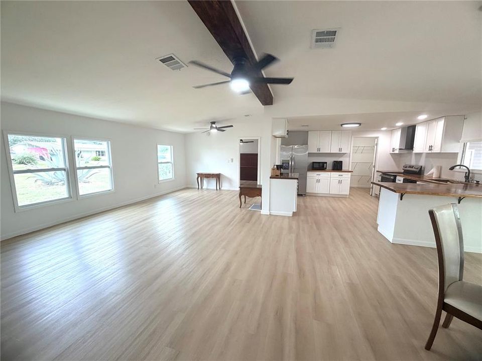 For Sale: $199,999 (3 beds, 2 baths, 1404 Square Feet)