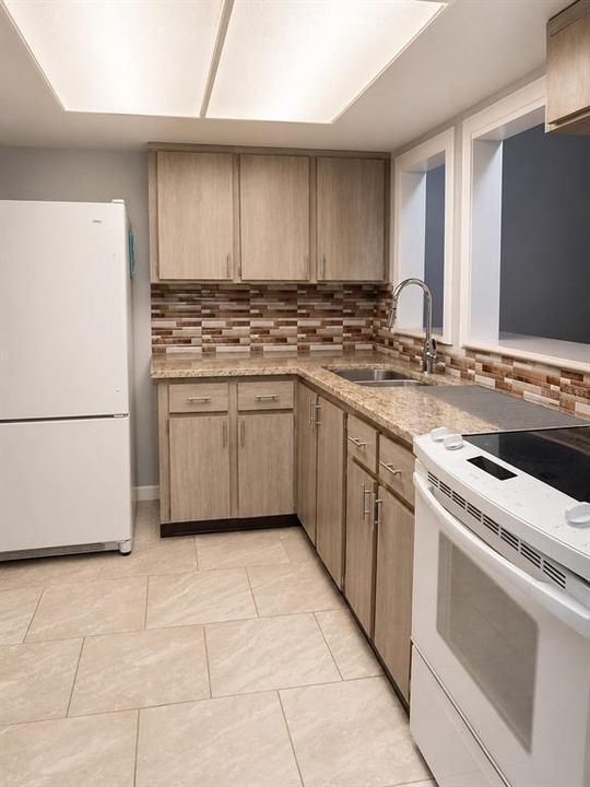 For Rent: $1,350 (2 beds, 1 baths, 945 Square Feet)