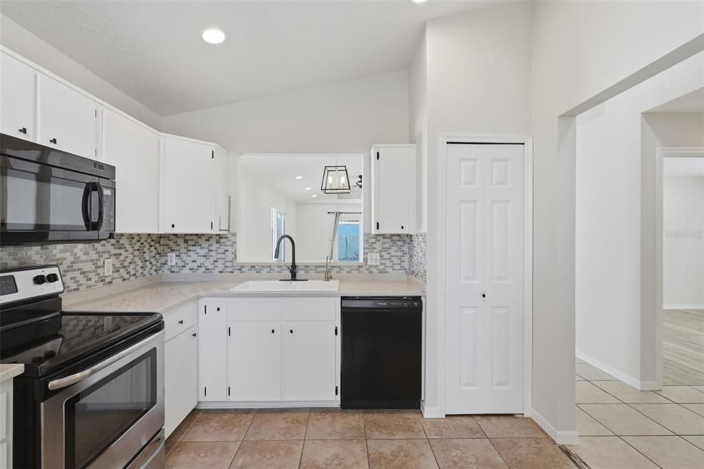 Active With Contract: $375,000 (3 beds, 2 baths, 1345 Square Feet)