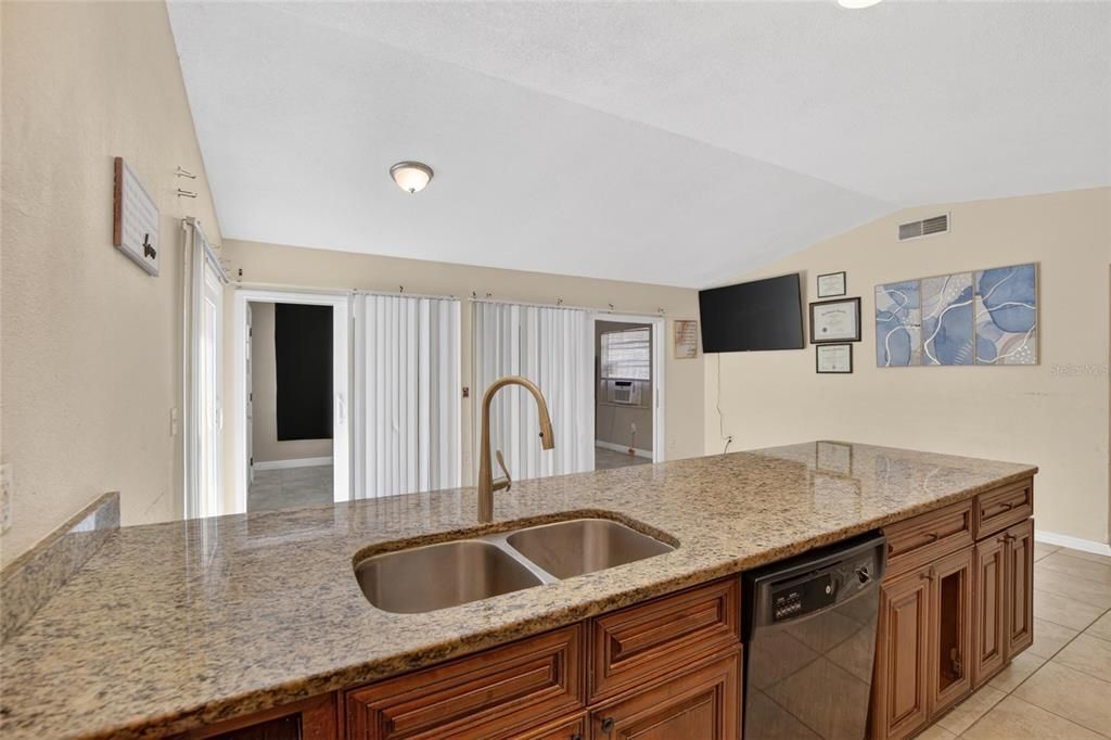 For Sale: $320,000 (3 beds, 2 baths, 1225 Square Feet)