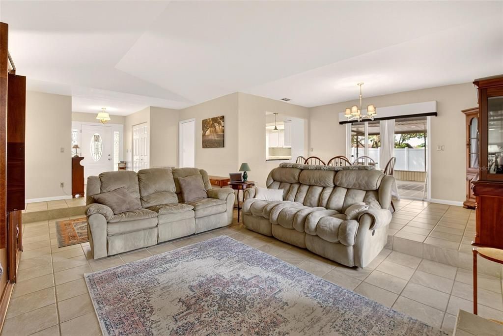 На продажу: $335,000 (3 спален, 2 ванн, 1712 Квадратных фут)