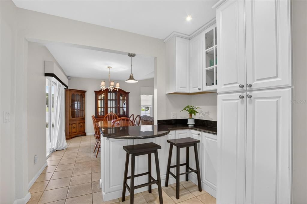 На продажу: $335,000 (3 спален, 2 ванн, 1712 Квадратных фут)