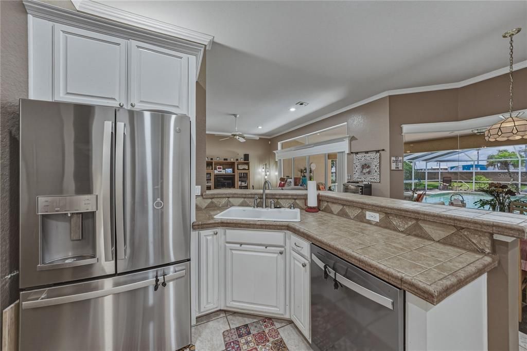 На продажу: $399,900 (4 спален, 2 ванн, 2186 Квадратных фут)