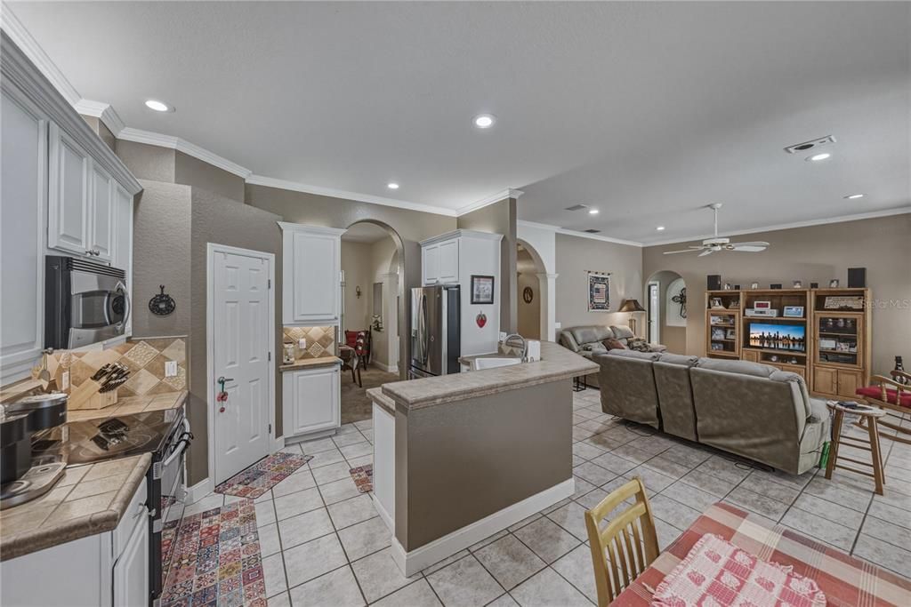 На продажу: $399,900 (4 спален, 2 ванн, 2186 Квадратных фут)