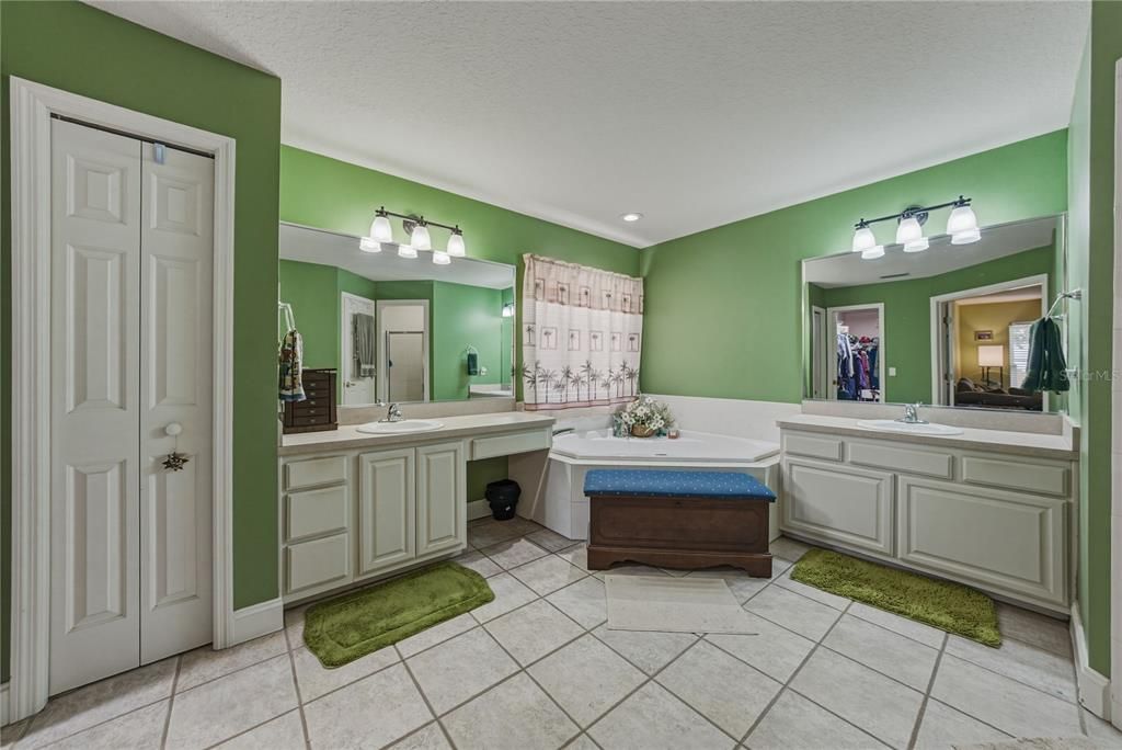 На продажу: $399,900 (4 спален, 2 ванн, 2186 Квадратных фут)