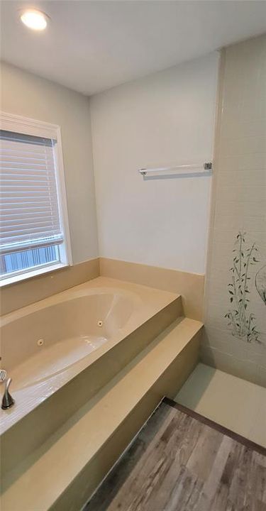 For Rent: $2,725 (4 beds, 2 baths, 2102 Square Feet)