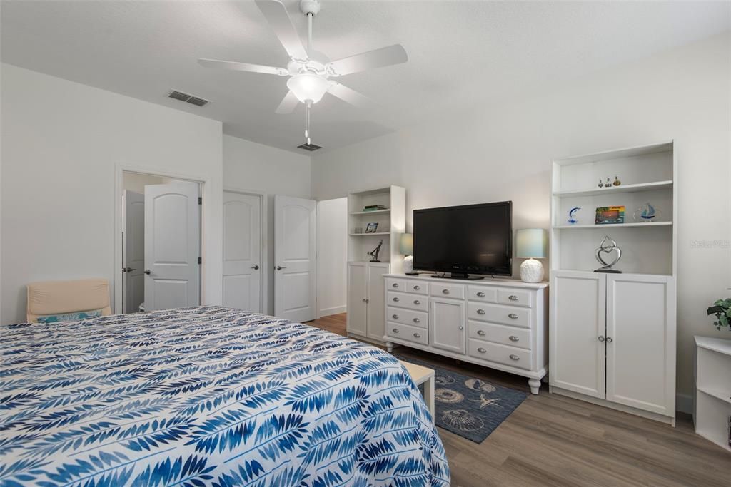 For Sale: $329,000 (3 beds, 2 baths, 1715 Square Feet)