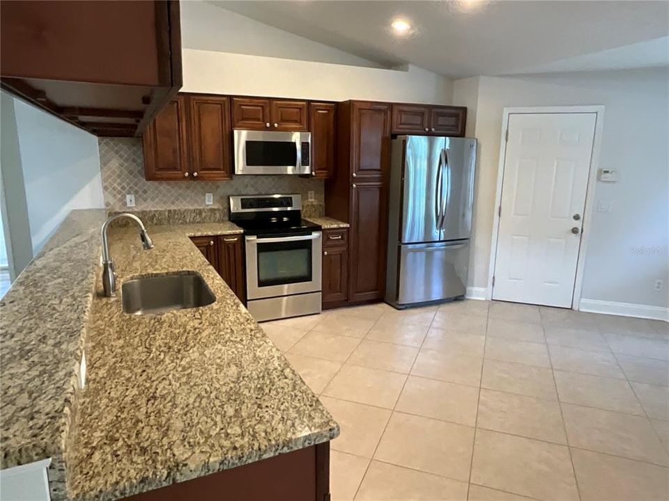 Activo con contrato: $324,900 (3 camas, 2 baños, 1455 Pies cuadrados)