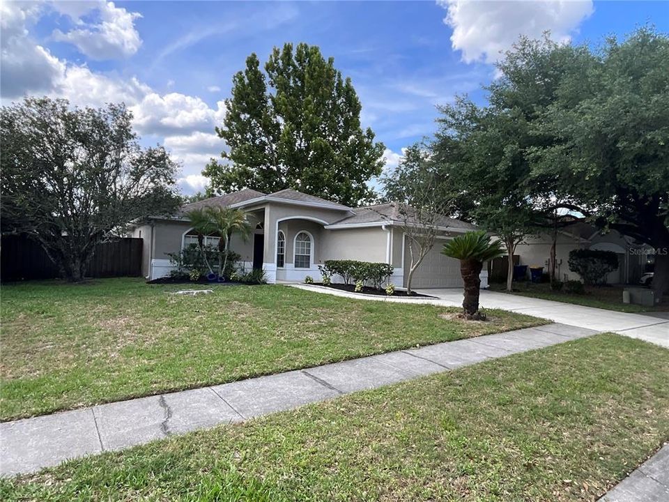 Activo con contrato: $324,900 (3 camas, 2 baños, 1455 Pies cuadrados)